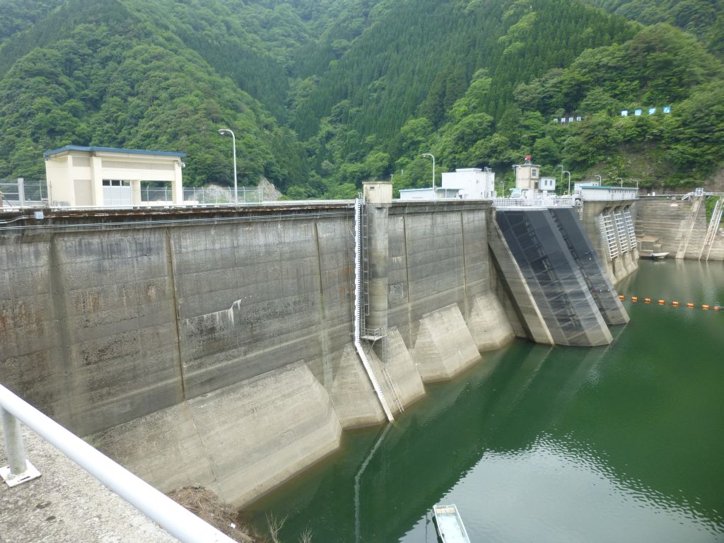 横山ダムは揖斐川、徳山ダムの下流にある