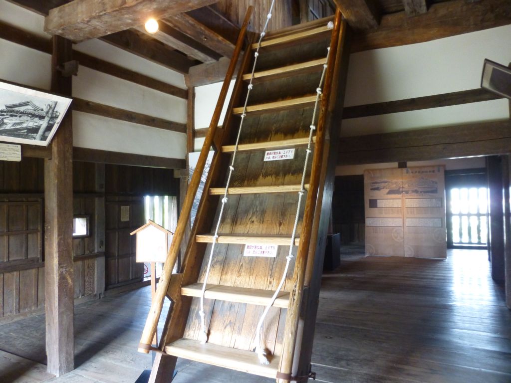 ハシゴじみた階段 城好きはこういうので萌える  丸岡城は日本最古