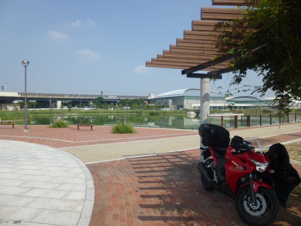 大阪市内の公園で昼食 池のお陰で少し涼しい