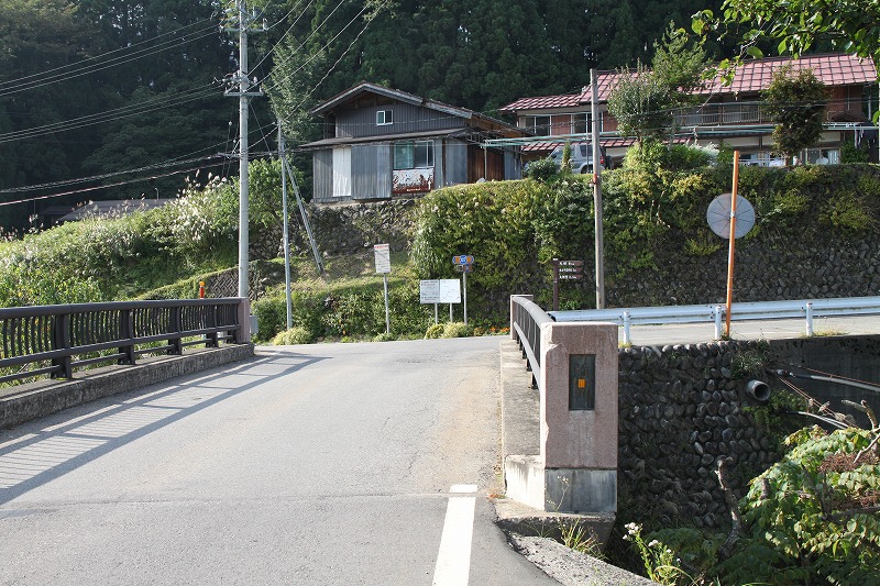 橋を渡って左に行けば福井の九頭竜方面。右に行けば石徹白スギ方面。