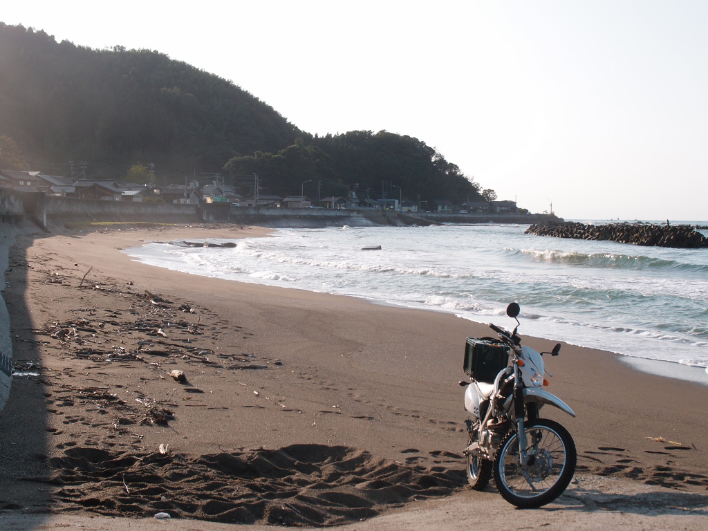 蟹で腹いっぱいの後は妙高方面に向かい帰る事に。 バイクを砂浜まで