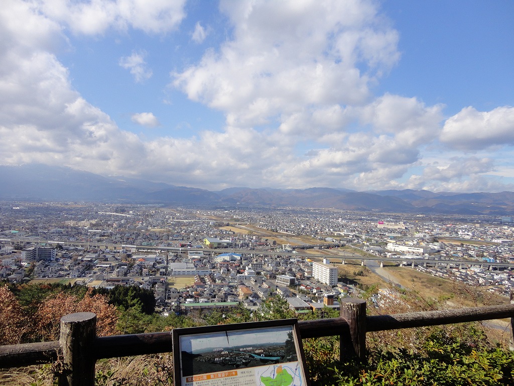 松川を挟んで吾妻山も見えるので結構気に入ってます。 雲がなければ