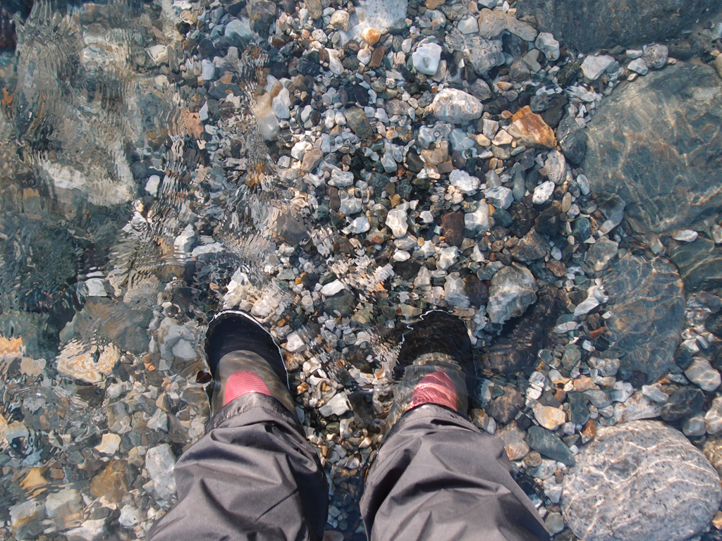 長靴なんで川の水に足をつけてみたが、雪解け水なんでむっちゃ冷てぇ