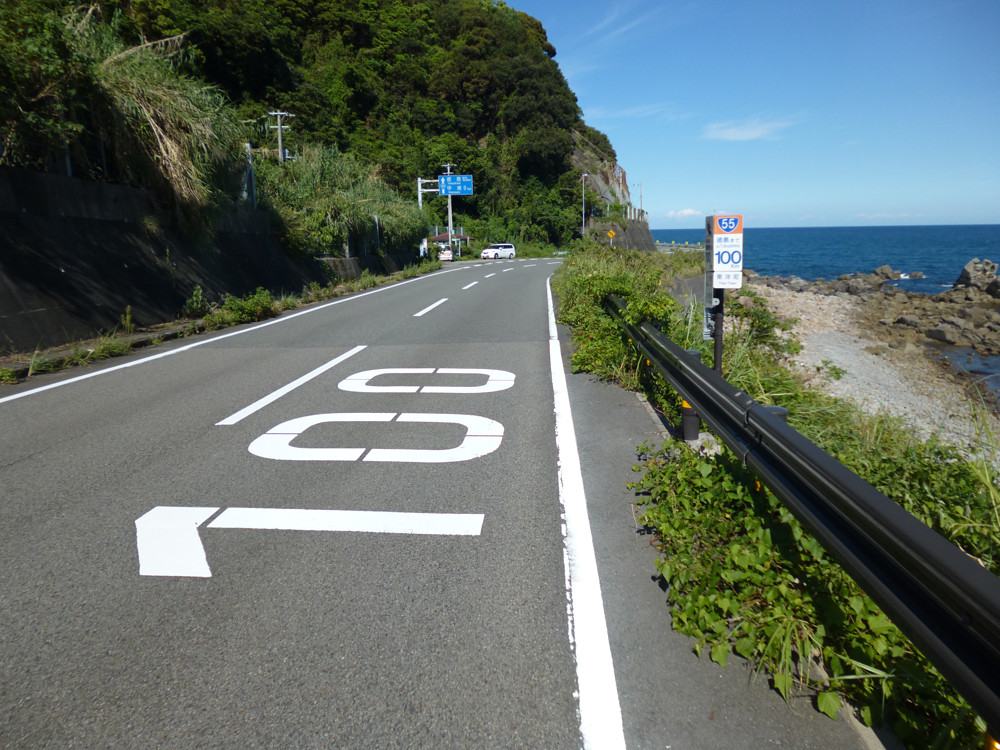 道路に徳島からの距離（km）が書いてある おそらくお遍路の便宜を