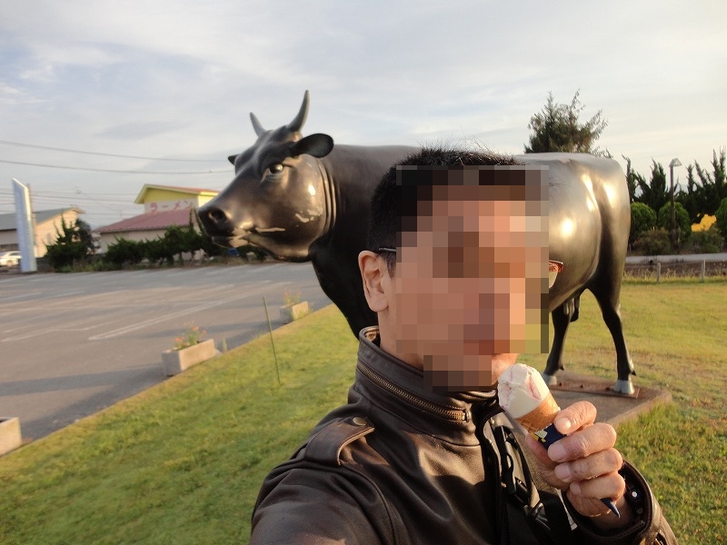 帰りに米織観光センターの牛（米沢牛？）の置物とアイスを食いながら