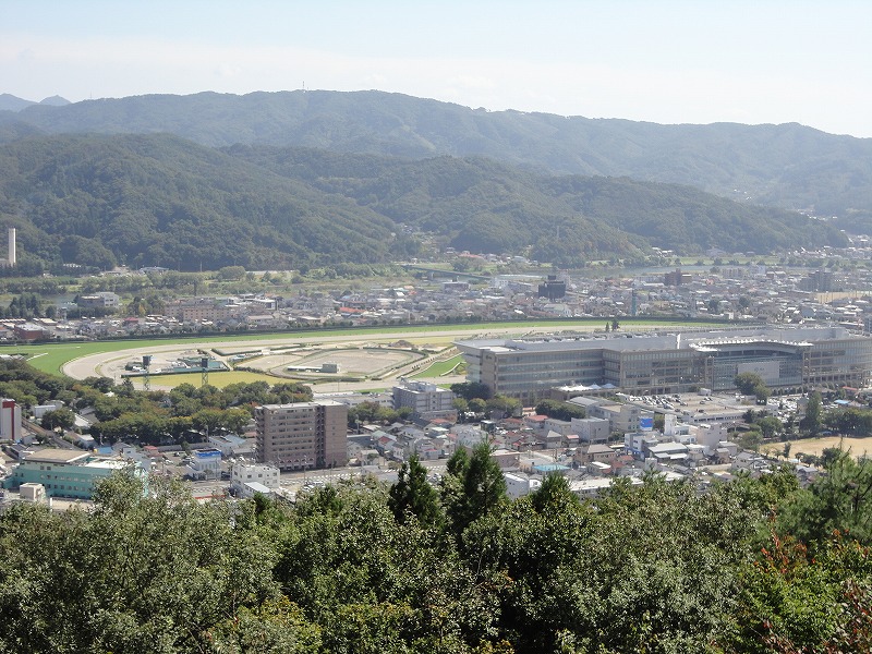 福島競馬場が見えます。今日は信夫山第2展望台
