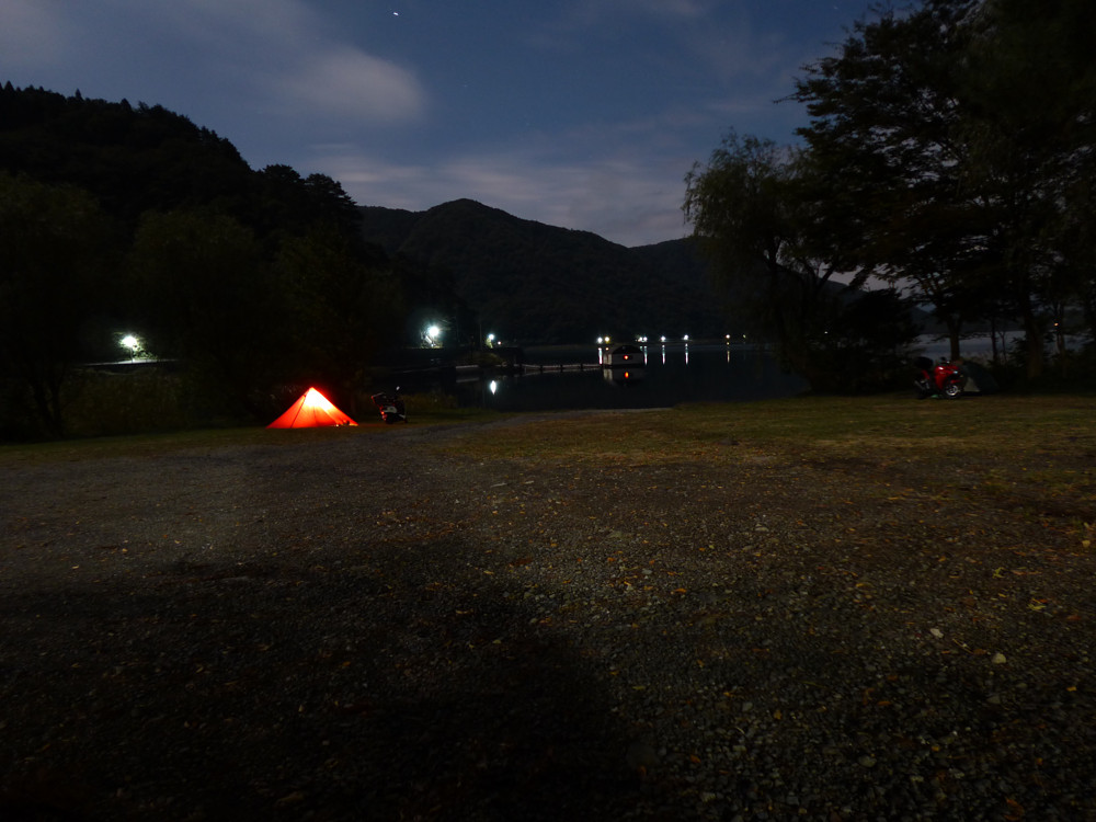 わけあって夜のキャンプ場から始まる 今回３泊するのは西湖湖畔キャ
