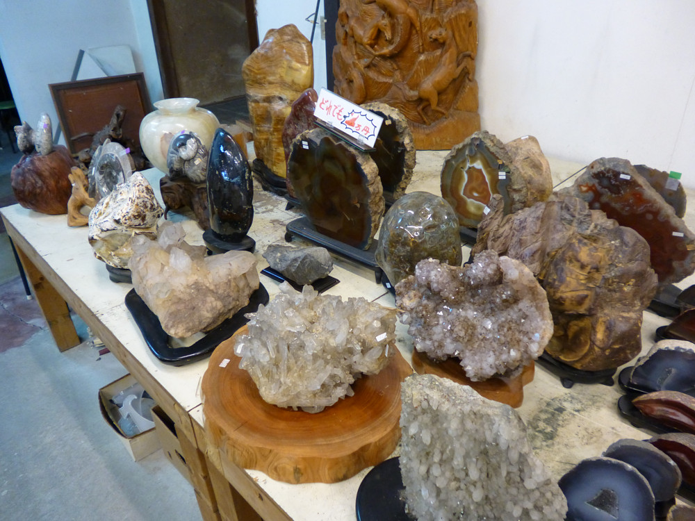 昇仙峡にあった石の土産物屋 閉店セールで安売り  「どれでも1万
