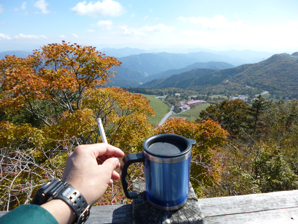 食後の紅茶、タバコ、景色 紅葉が綺麗だなあ