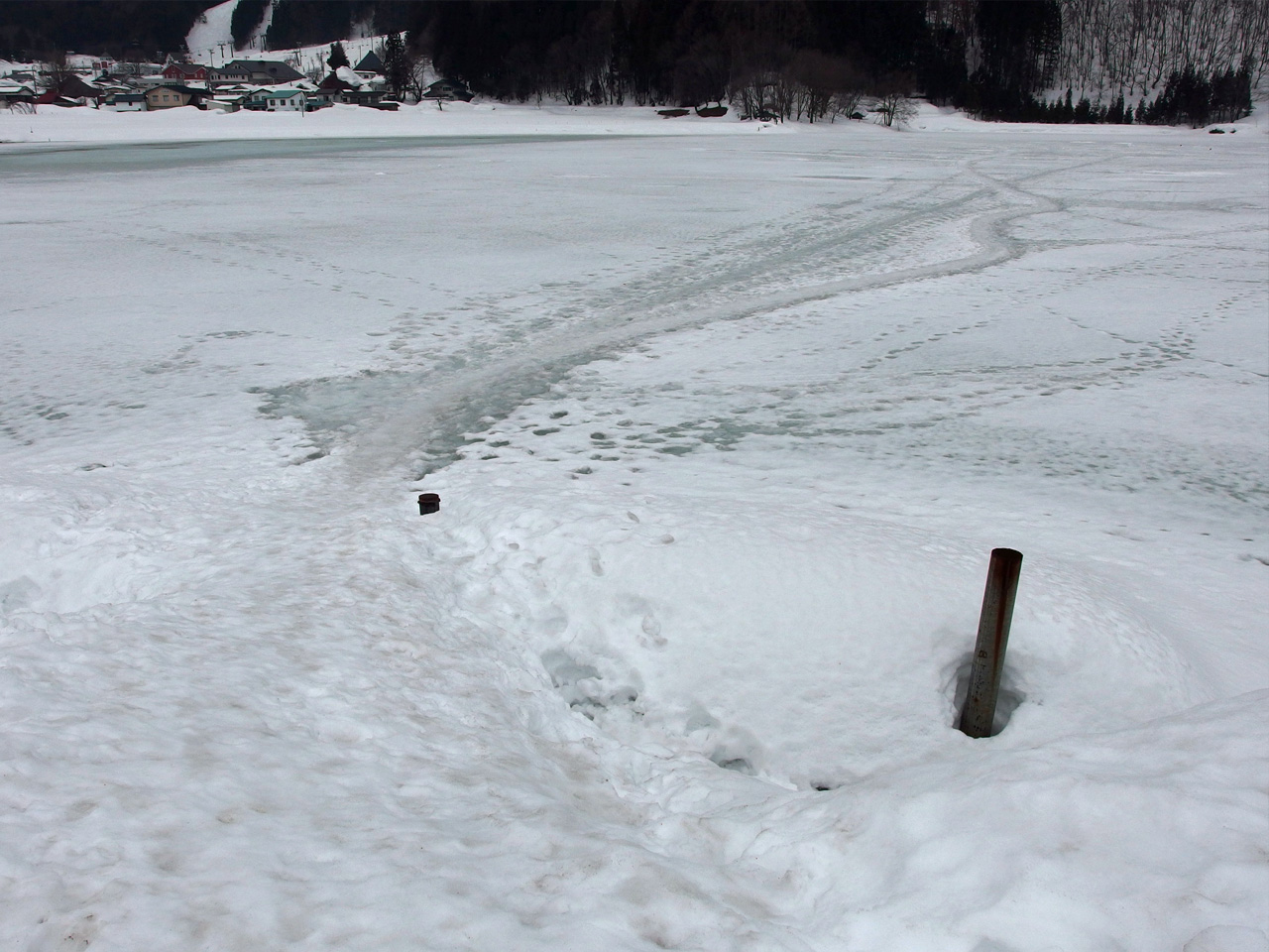 氷上には足跡が残るが、左奥の水の浮き具合やここ数日の高温（と言っ