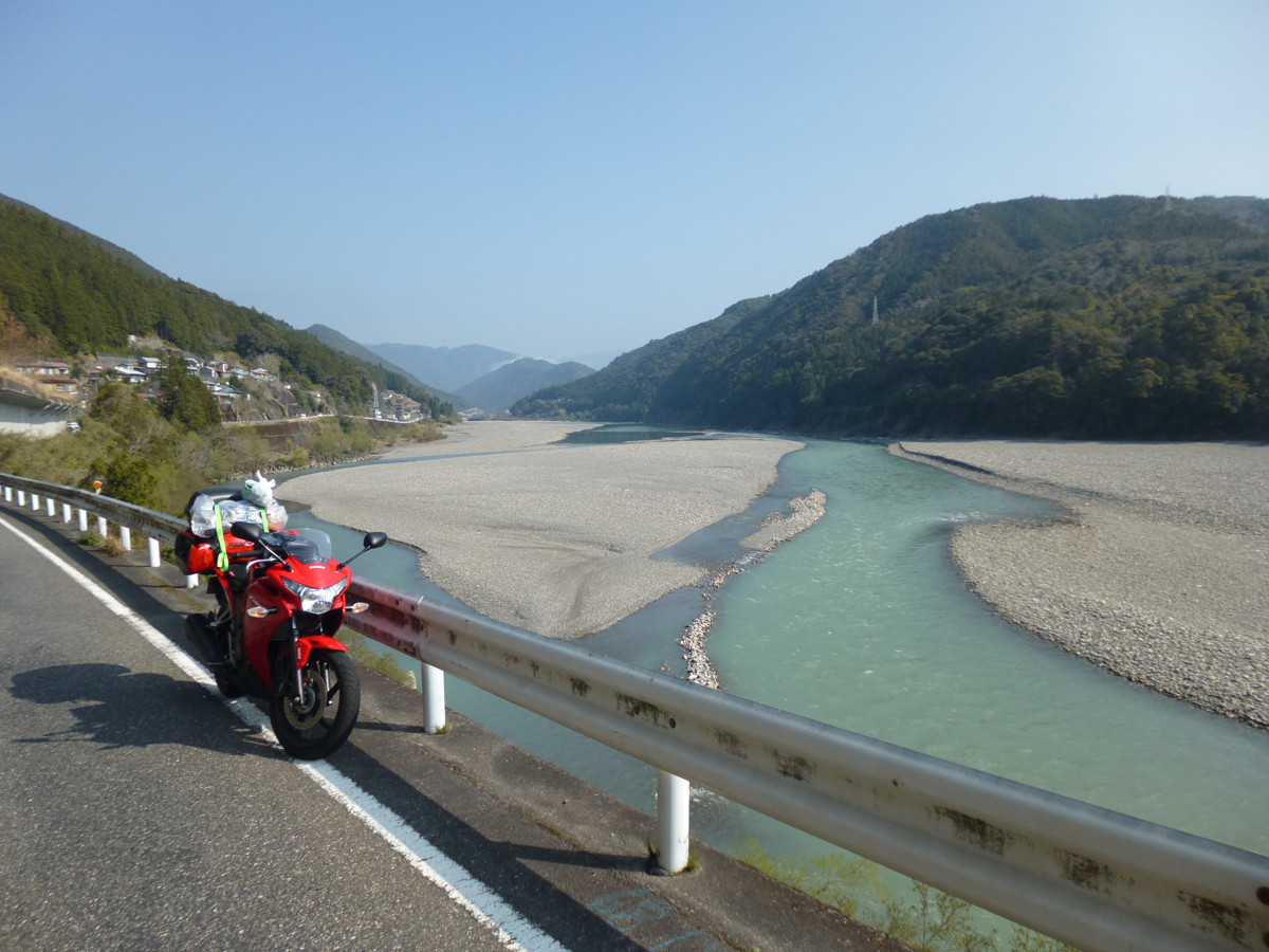 熊野川 熊野に来る目的の一つはこんな道を走ること