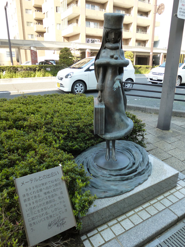 敦賀駅前には松本零士漫画の銅像がズラリと並んでいるのだ 1時間か