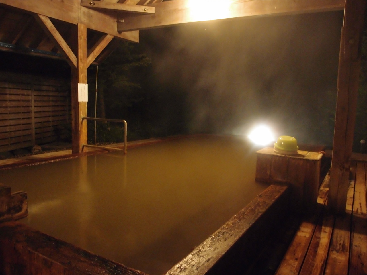 フヒー、夕方の優しい空気の中のんびり温泉に浸かるのは最高やねぇ。