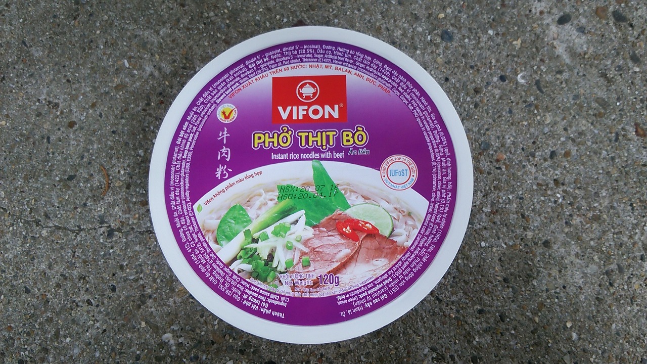 今日はベトナムで買ってきたフォーのカップ麺牛肉入