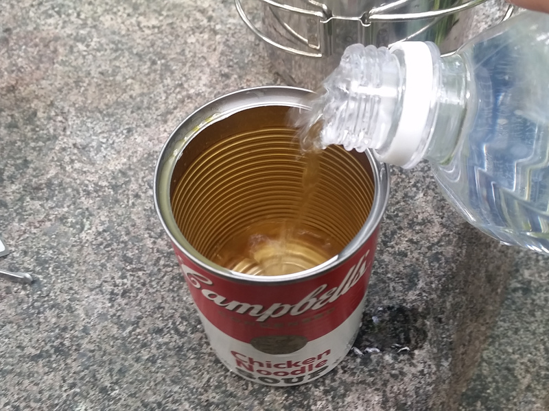 このスープは、濃縮された状態で缶詰めされてます。  スープが入っ
