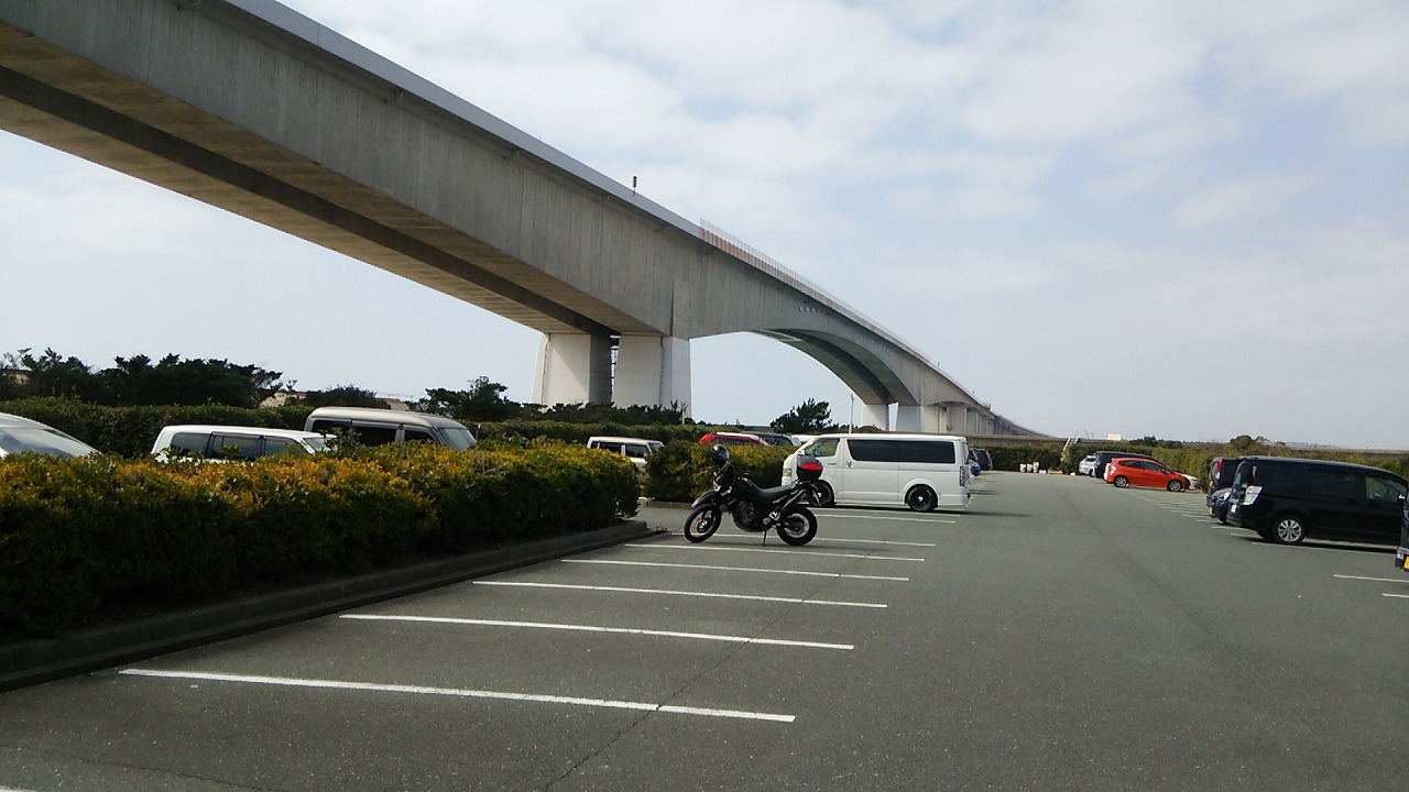 浜名大橋の真下に駐車場があって、そこから海岸へ出られるというので