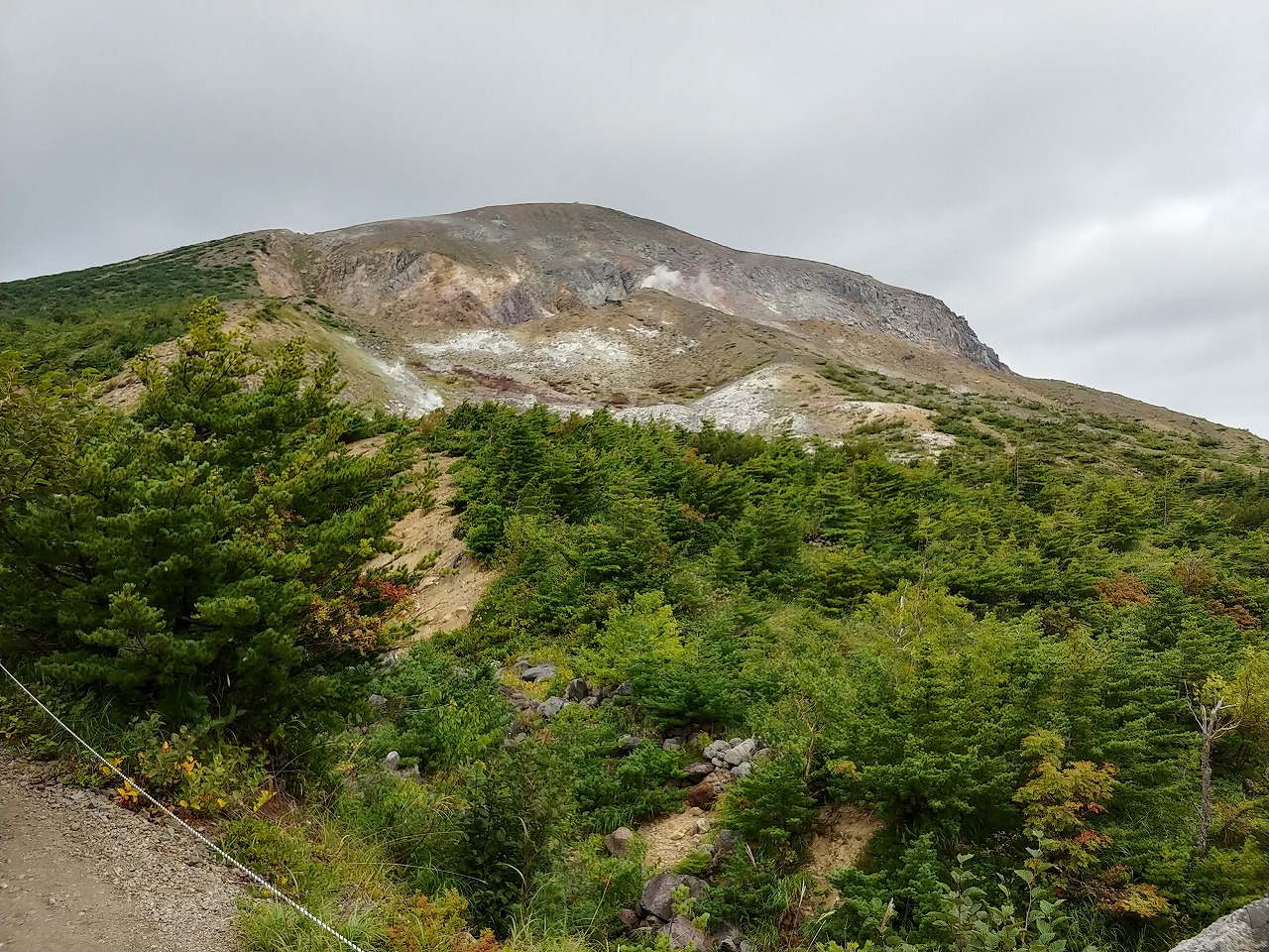 浄土平からスタートして一切経山を右手ににまずは鎌沼を目指します。