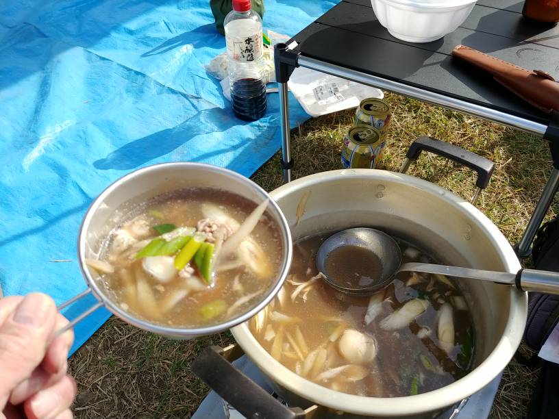 あとは、残りのこいつにうどんを入れて、カレーパウダーで味変して 