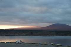 富士山の逆側には雲がかかってないっぽいので 山中湖あたりだったら