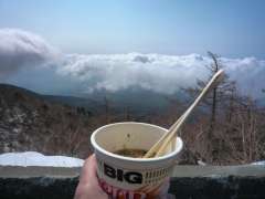 雲の上で食べるカップヌードル、最高！