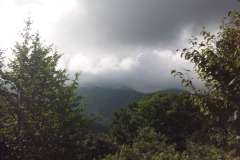 大山の周りの道、大山道からの大山。 雲がかかって何か雨が降ってそ