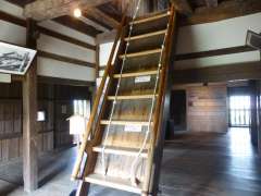 ハシゴじみた階段 城好きはこういうので萌える  丸岡城は日本最古