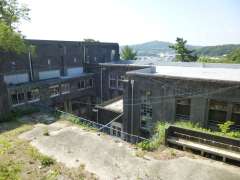 鳥羽城跡には昔小学校があった  鉄筋コンクリートの校舎は今では登