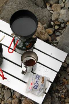 甘味　ローソン「豆大福」 コーヒーは川の水を沸かして作りました。