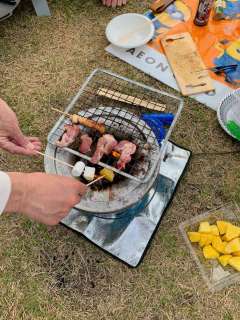 各自、何かを買ってきて焼いていた。焼き鳥やらピザとかスモーク鴨肉