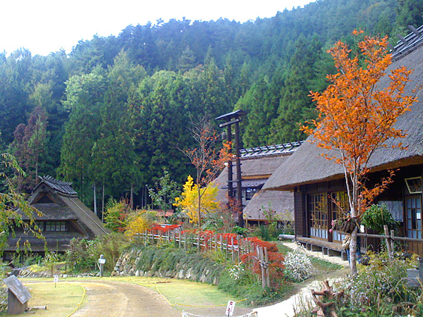 富士山５湖のひとつ、西湖の近くにある昔ながらの日本家屋の集落へ行