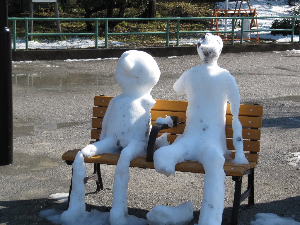 そして今日、職場近くの公園でベンチに座っている人に近付いてみると