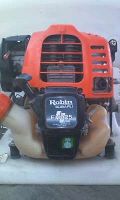 農薬や除草剤散布の機械のガソリンエンジンの名前が、ROBINだっ