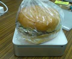 今日の昼ごはん、チーズバーガー３５０円なり  大きさは分かりやす