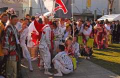 　成人式は水戸市五軒町の水戸芸術館の広場で開かれ、約１９００人が