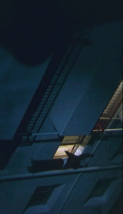 シーン６７ ■[牧雪子のマンション・表（夜）] 朝倉が来て、立つ