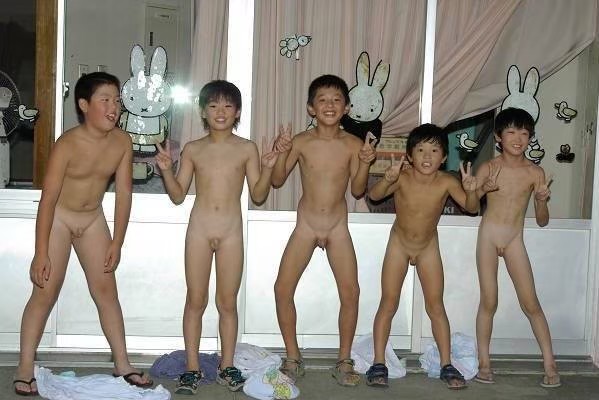 しょうがくろくねんせい 男の子すっぽんぽん