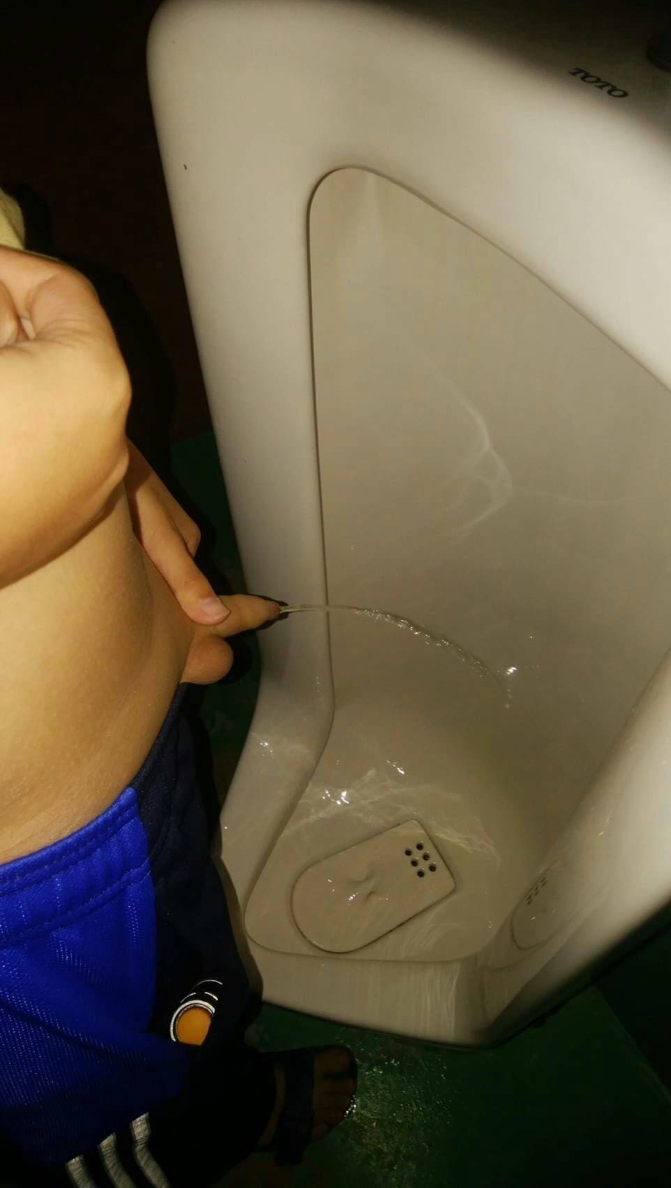 小学生の男の子おしっこ