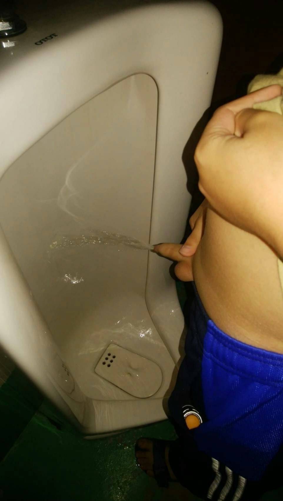 小学生の男の子おしっこ（２枚目）  １枚、２枚　写真　 おしっこ
