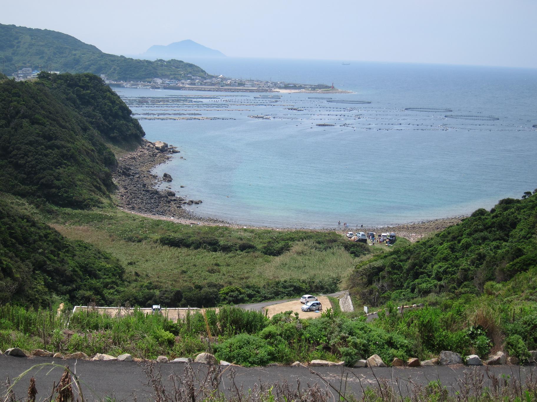 柏島の対岸からみた島の半景です。タイやハマチの養殖生簀の向こう側