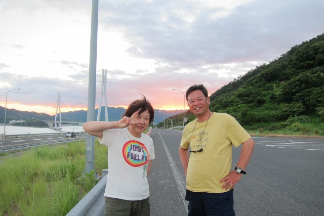 最後に愛妻と大三島と生口島の間に架かっている”多々良大橋”の夕焼