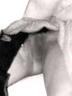 モデルはX1の奥様。  熟睡中に陰毛を剃り落としとしてみました。