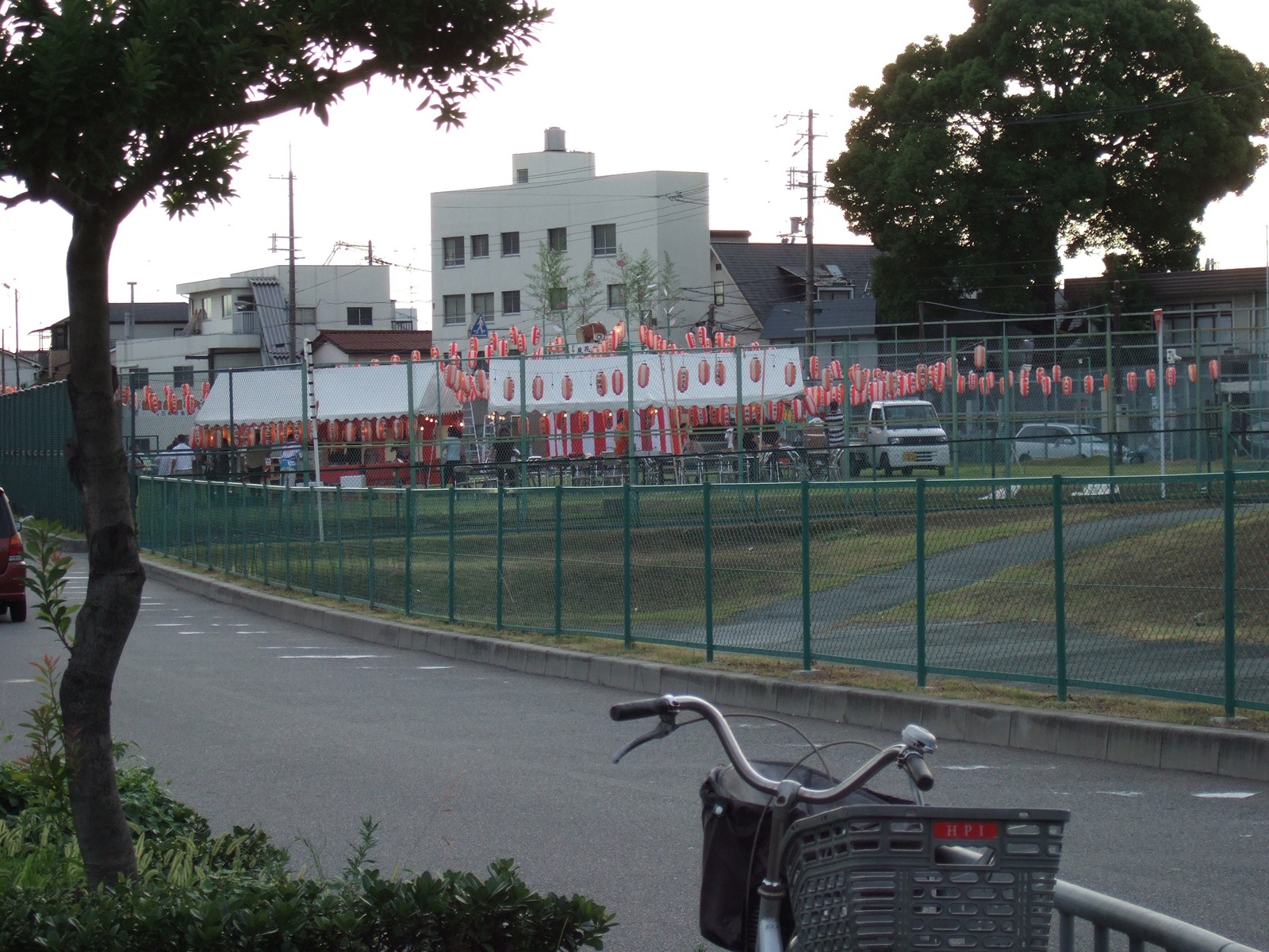 帰り道 なんかしょぼいお祭りやってた