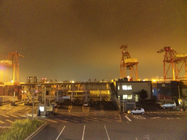 夜の港湾地区は色々とやばいです。 巨大な鋼鉄のキリンが並んで首を