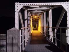 暗闇に浮かび上がる橋。 なんで証明を橙色にするんだろーか。