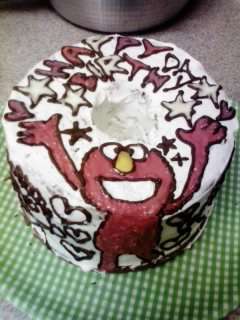 で、これが妹の誕生日に作ったケーキ。 妹がエルモ大好きだったから