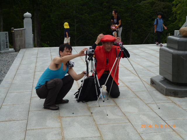 法多山正面　還暦記念撮影　その２  赤がほんとうにお似合いです。