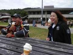 茶臼山高原にてソフトクリームを。