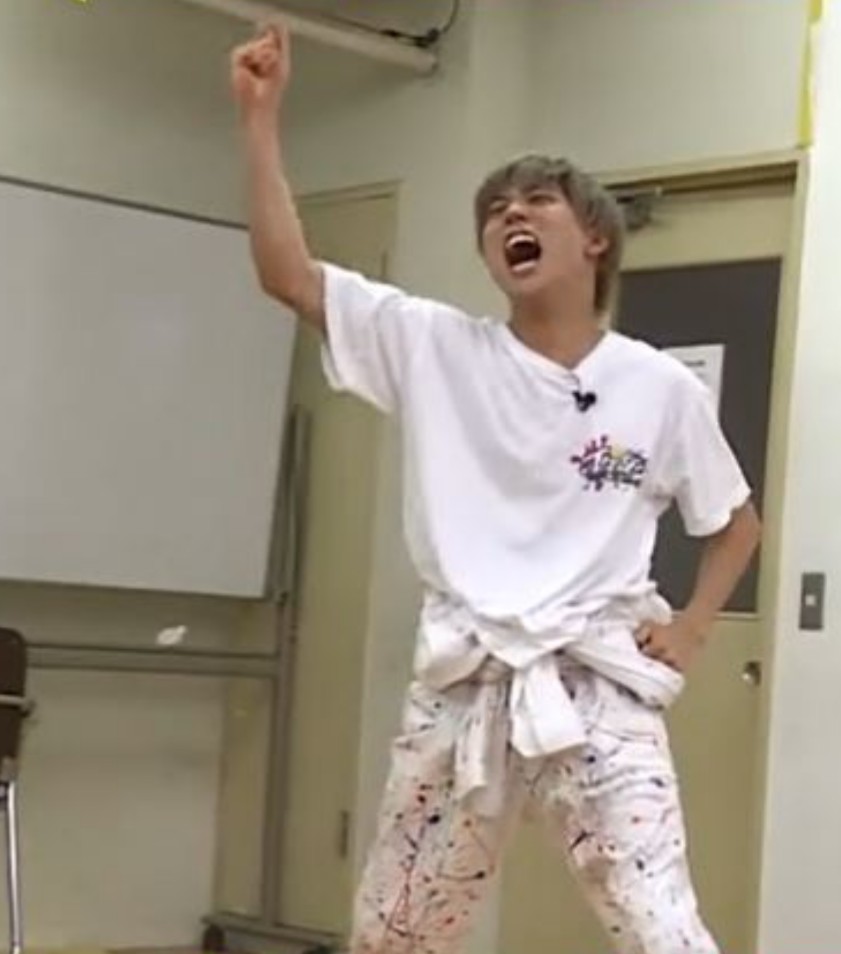 ( v^-゜)♪