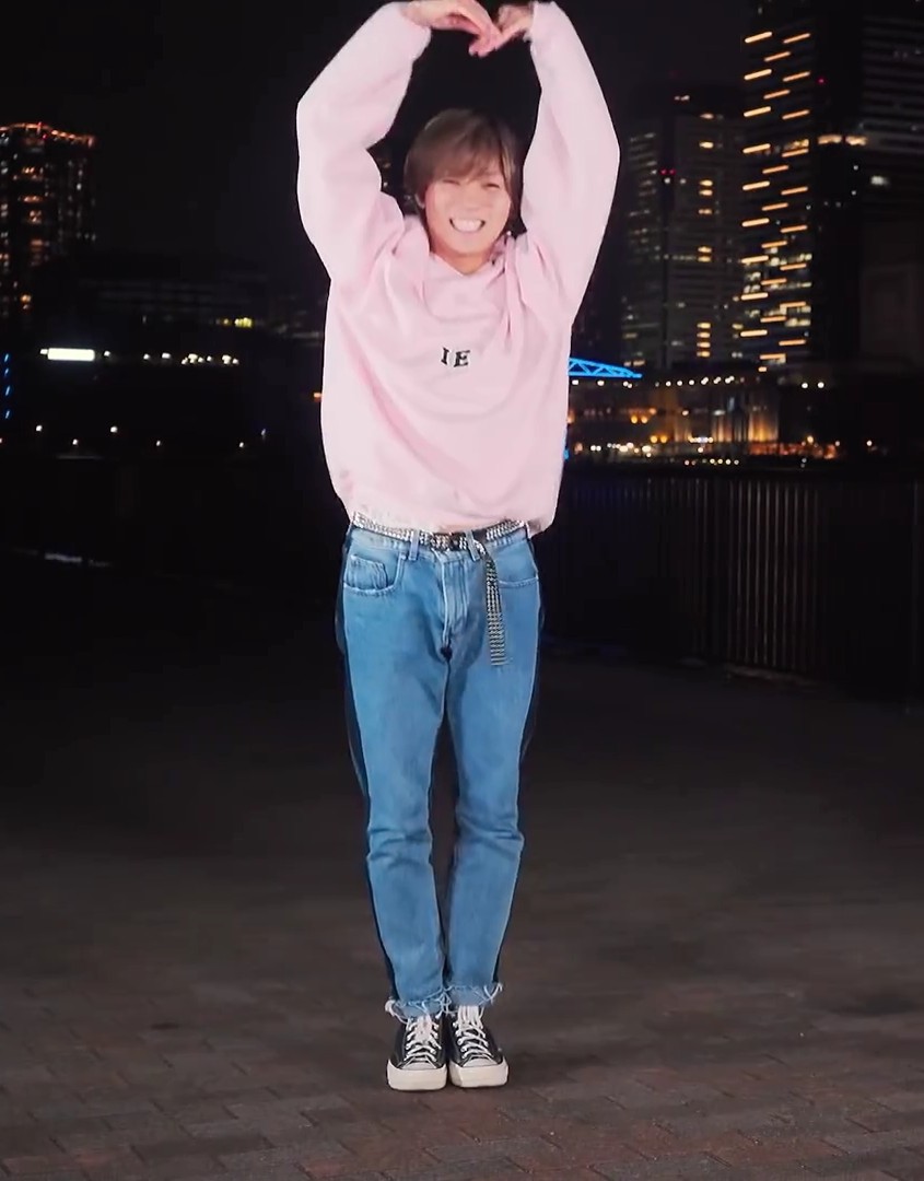 ( v^-゜)♪