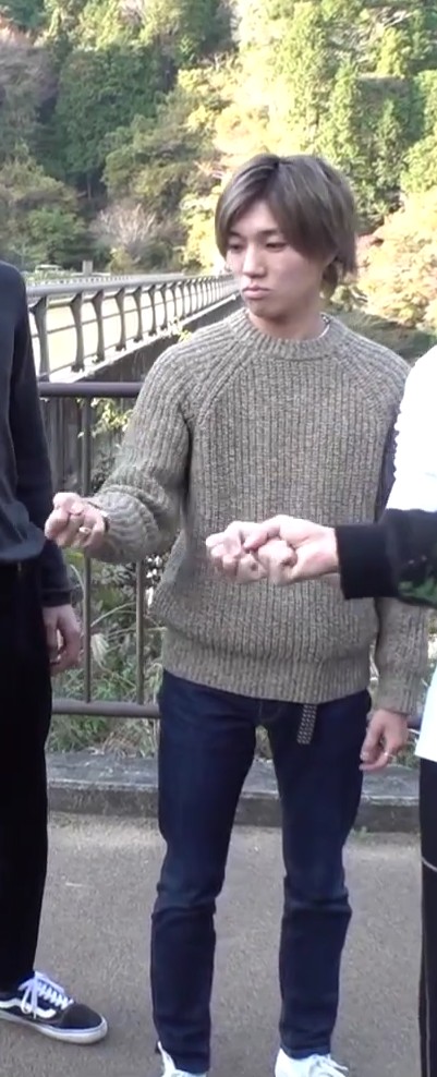 ( v^-゜)♪